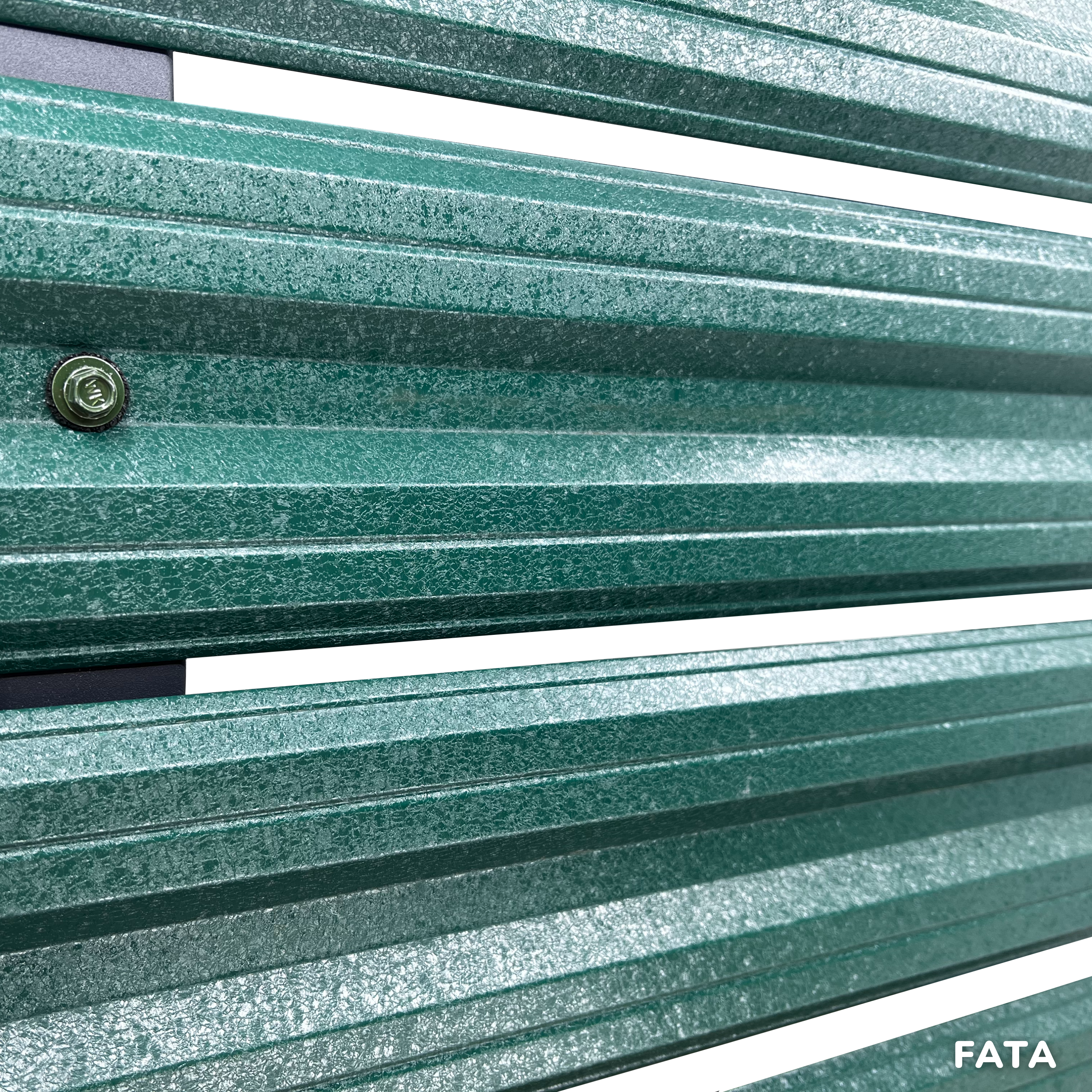 Prim-plan al modelului SIMETRICA Sipca Metalica cu finisaj de Hi-Mat în culoare Verde Pin RAL 6005, disponibil pe www.sipca.ro, fabricat de Top Profil Sistem.