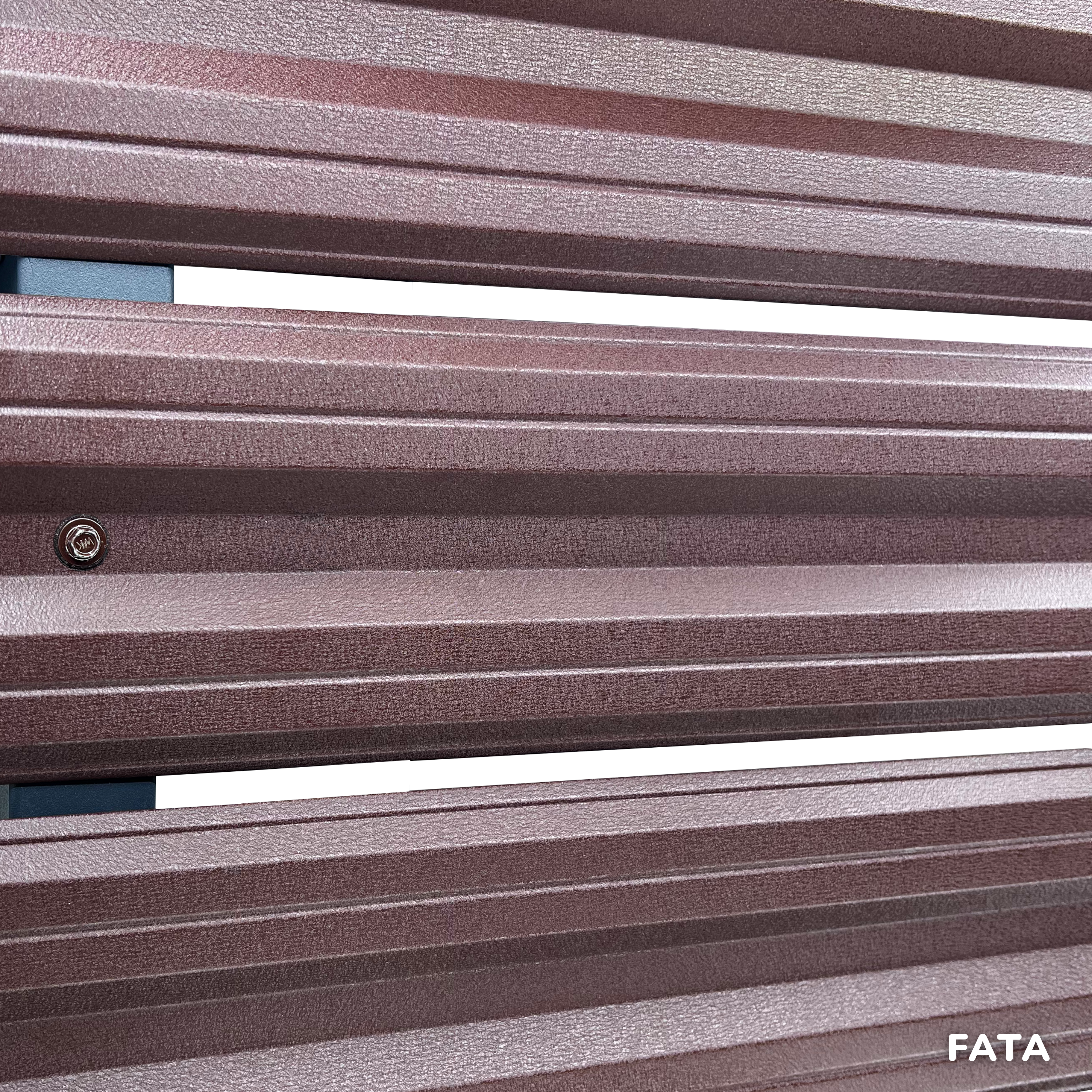 Prim-plan al modelului SIMETRICA Sipca Metalica cu finisaj de Mat în culoare Maro Ciocolata RAL 8017, disponibil pe www.sipca.ro, fabricat de Top Profil Sistem.