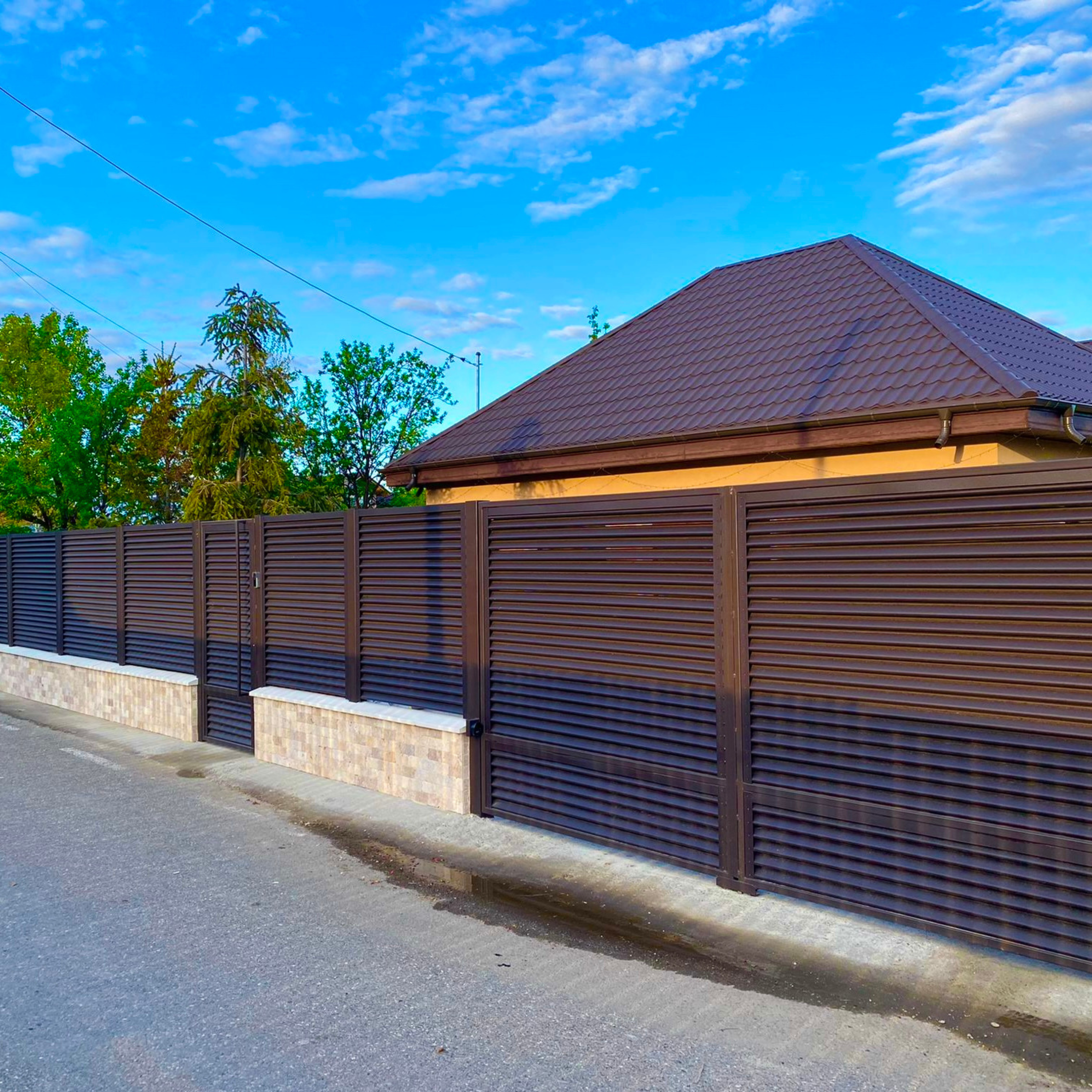 Prim-plan al modelului PIRAMIDA Gard Jaluzele cu finisaj de Hi-Mat în culoare Maro Caramelă RAL 8017, disponibil pe www.jaluzelegard.ro, fabricat de Top Profil Sistem.