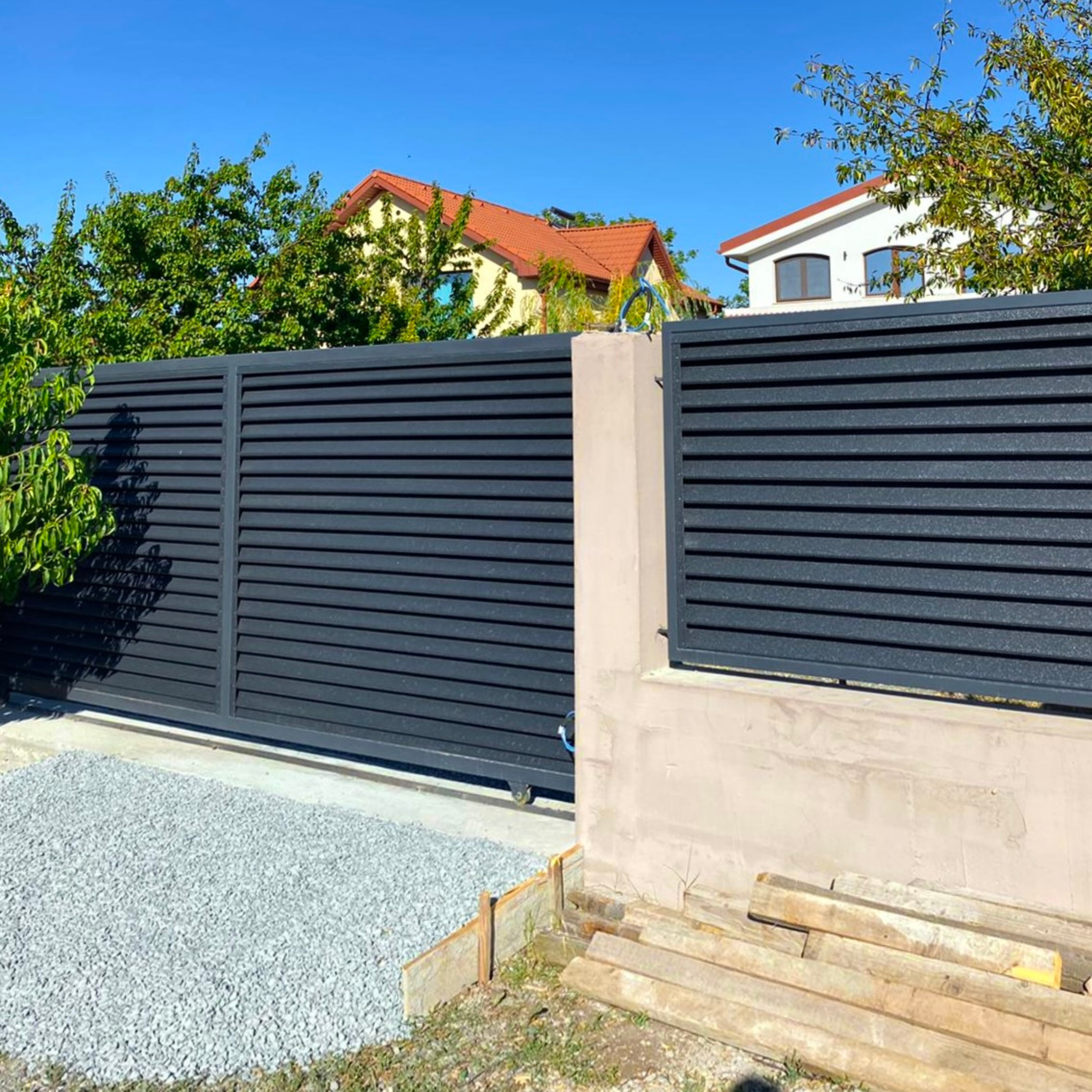 Prim-plan al modelului SIGMA Gard Jaluzele cu finisaj de Hi-Mat în culoare Gri Perlat RAL 7024, disponibil pe www.jaluzelegard.ro, fabricat de Top Profil Sistem.