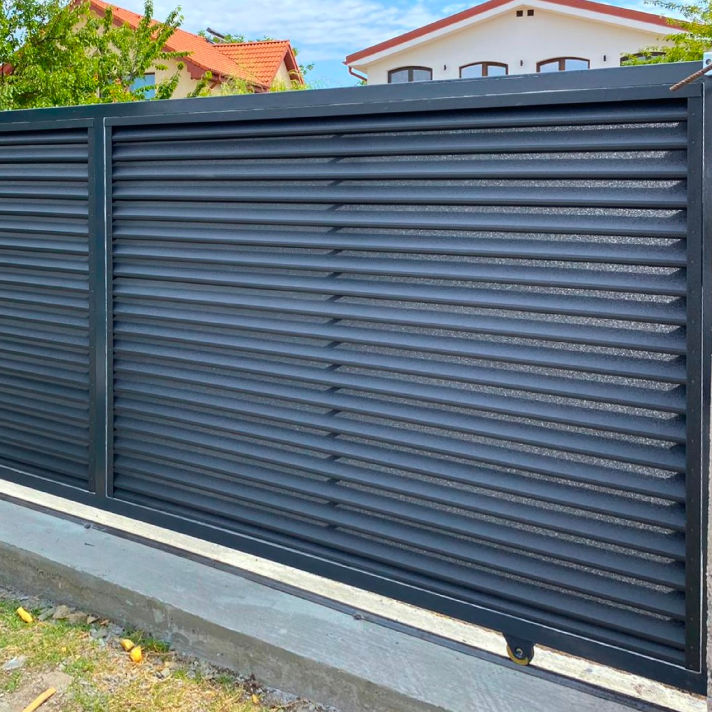 Prim-plan al modelului SIGMA Gard Jaluzele cu finisaj de Hi-Mat în culoare Gri Perlat RAL 7024, disponibil pe www.jaluzelegard.ro, fabricat de Top Profil Sistem.
