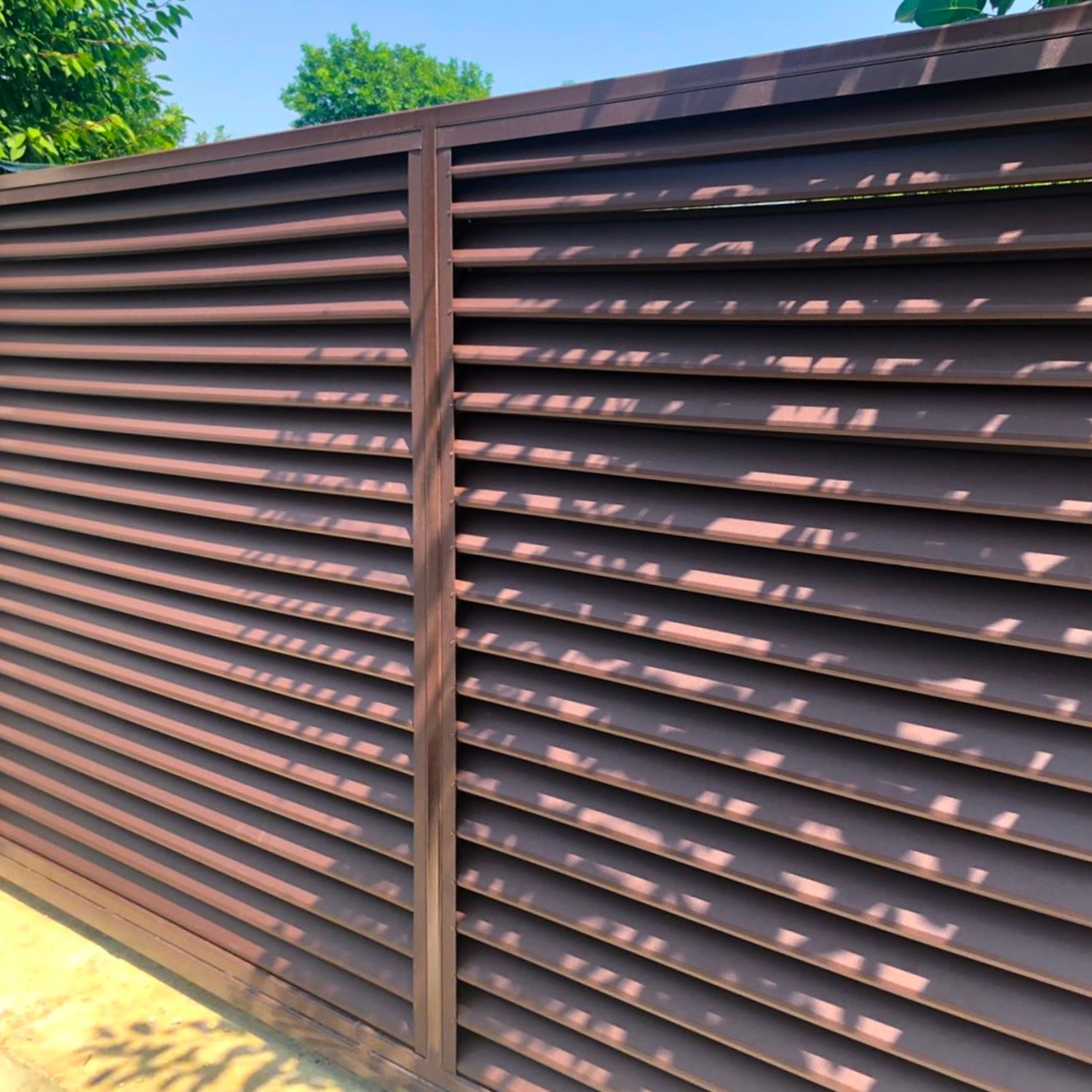 Prim-plan al modelului SIGMA Gard Jaluzele cu finisaj de Mat Dublu în culoare Maro Ciocolata Dublu RAL 8017, disponibil pe www.jaluzelegard.ro, fabricat de Top Profil Sistem.