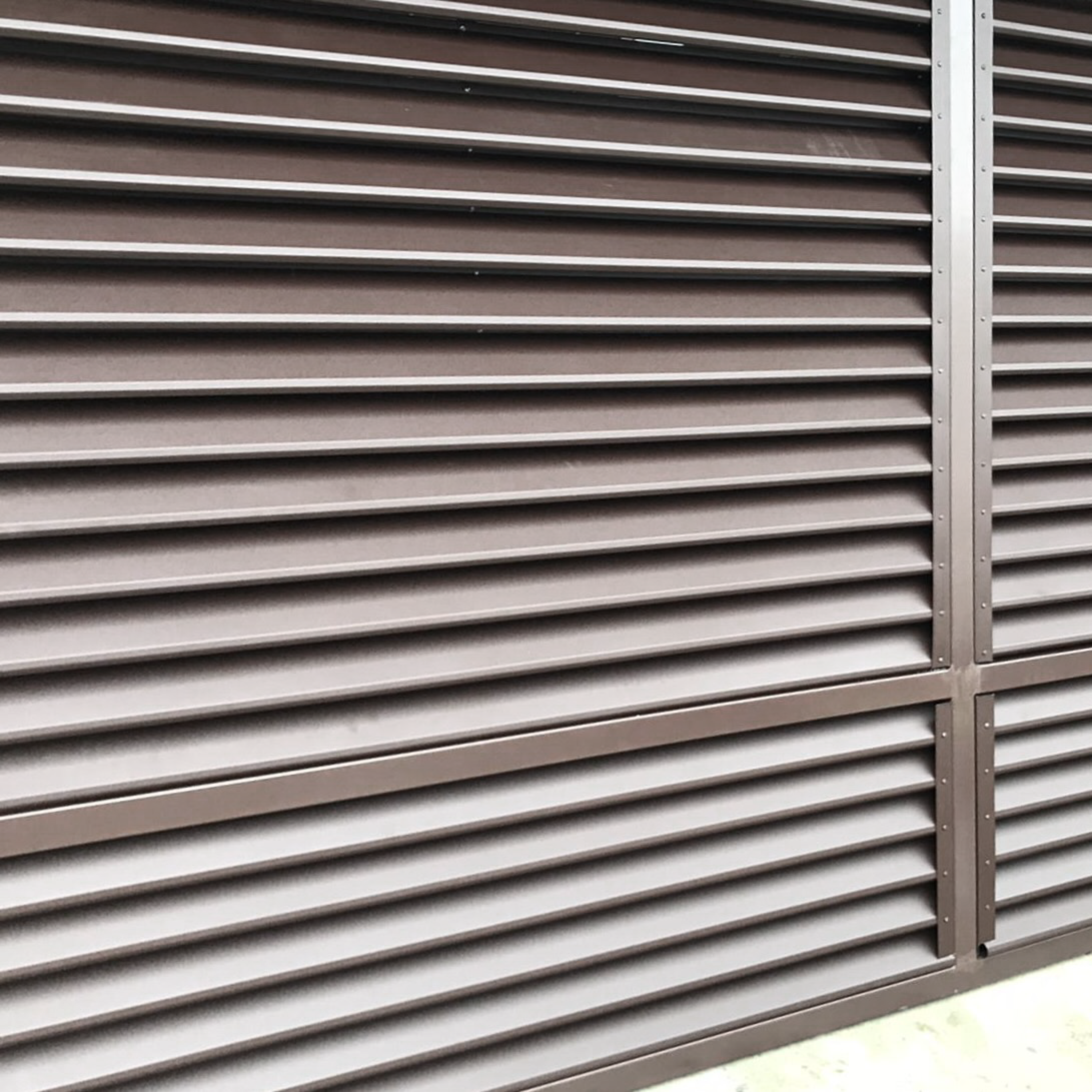 Prim-plan al modelului SIGMA Gard Jaluzele cu finisaj de Mat în culoare Maro Espresso RAL 8019, disponibil pe www.jaluzelegard.ro, fabricat de Top Profil Sistem.