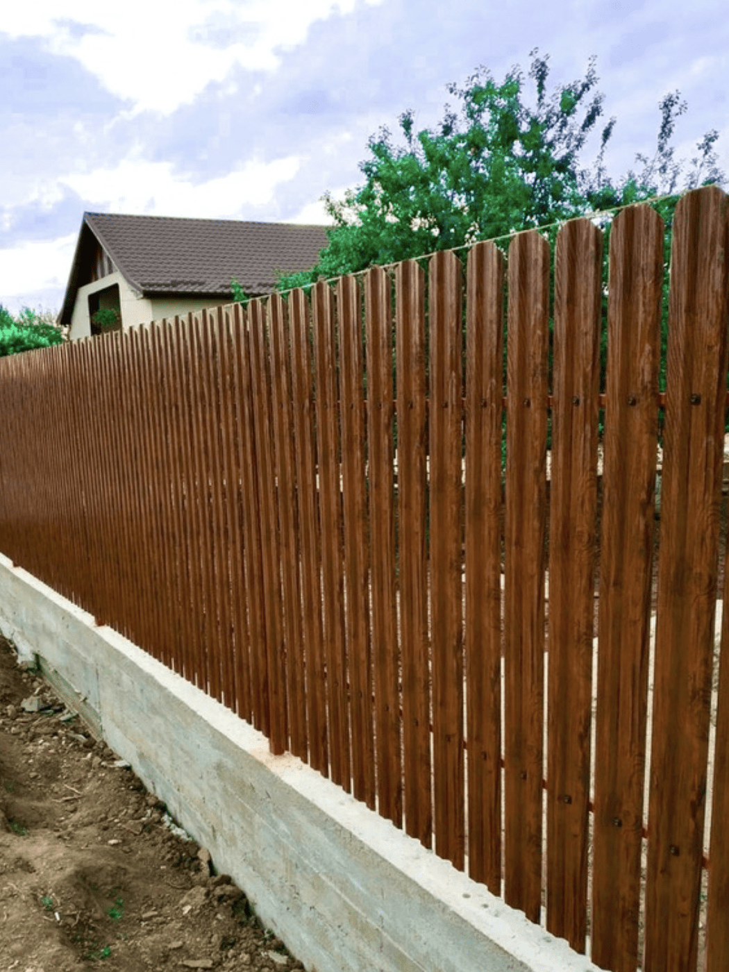 Prim-plan al modelului TISA Sipca Metalica cu finisaj de Imitație Lemn în culoare Nuc Striat, disponibil pe www.sipca.ro, fabricat de Top Profil Sistem.