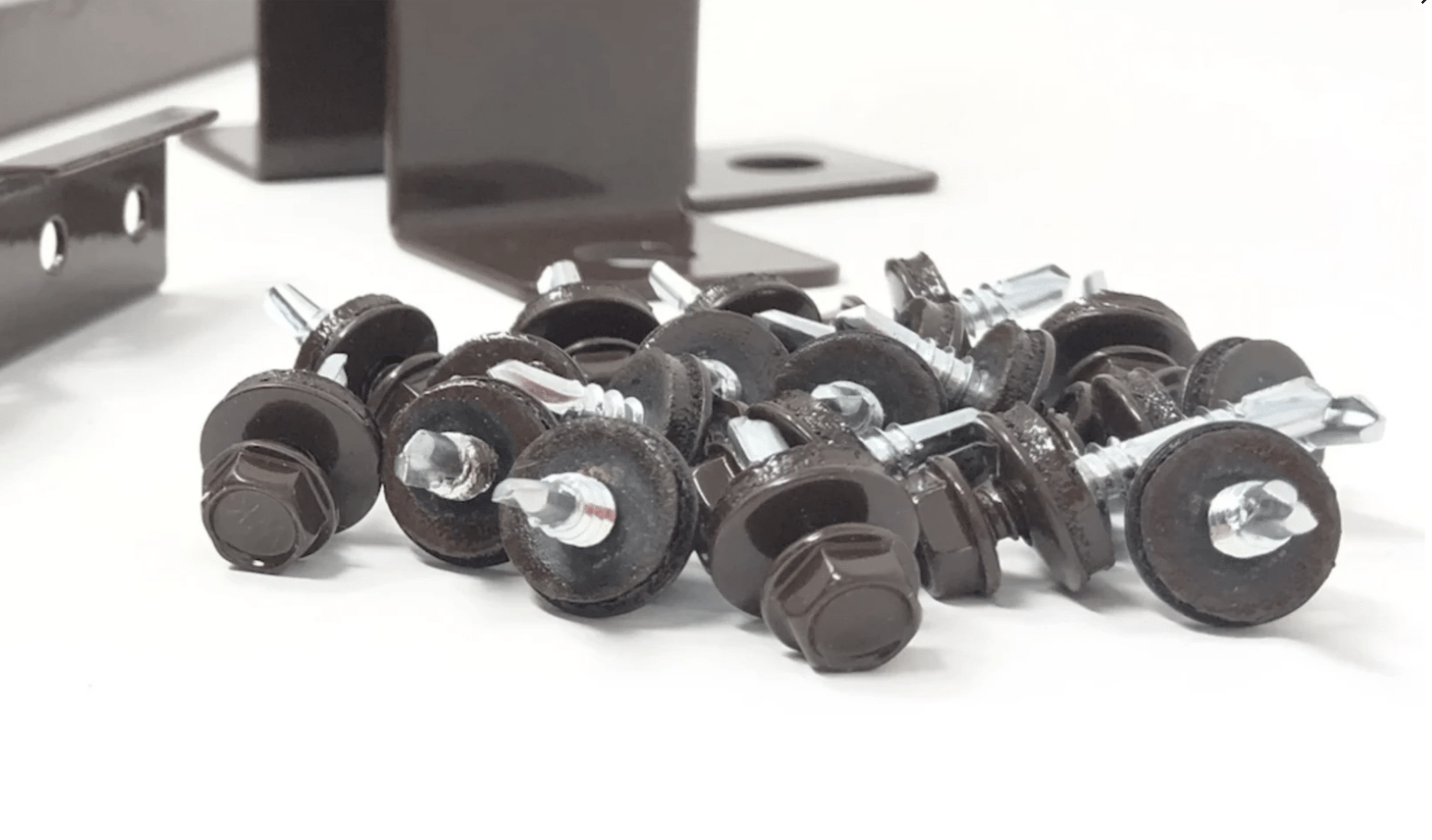 Prim-plan al modelului TISA Sipca Metalica cu finisaj de Hi-Mat în culoare Maro Caramelă, RAL 7024, disponibil pe www.sipca.ro, fabricat de Top Profil Sistem.
