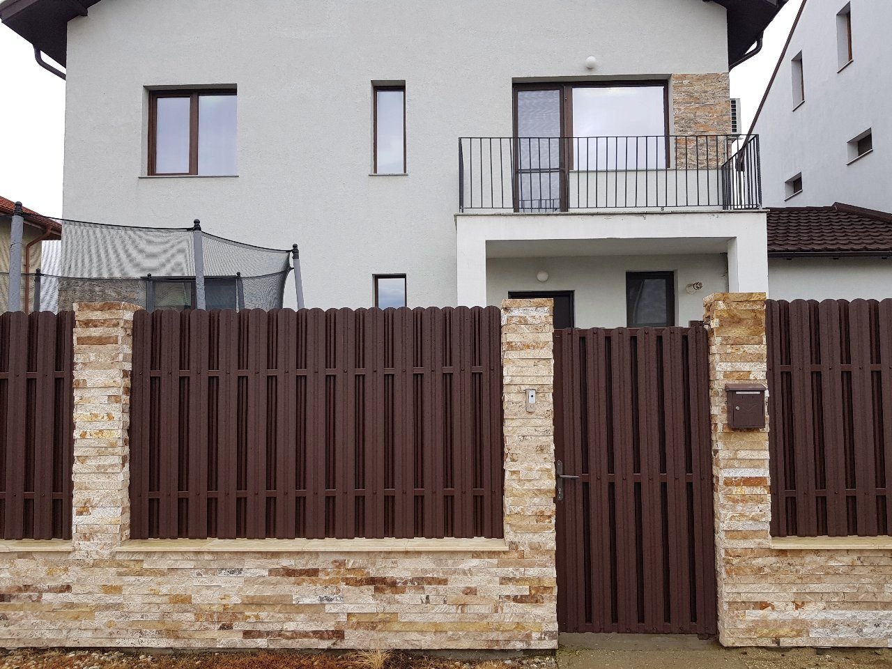 Prim-plan al modelului TISA Sipca Metalica cu finisaj de Hi-Mat în culoare Maro Caramelă, RAL 7024, disponibil pe www.sipca.ro, fabricat de Top Profil Sistem.