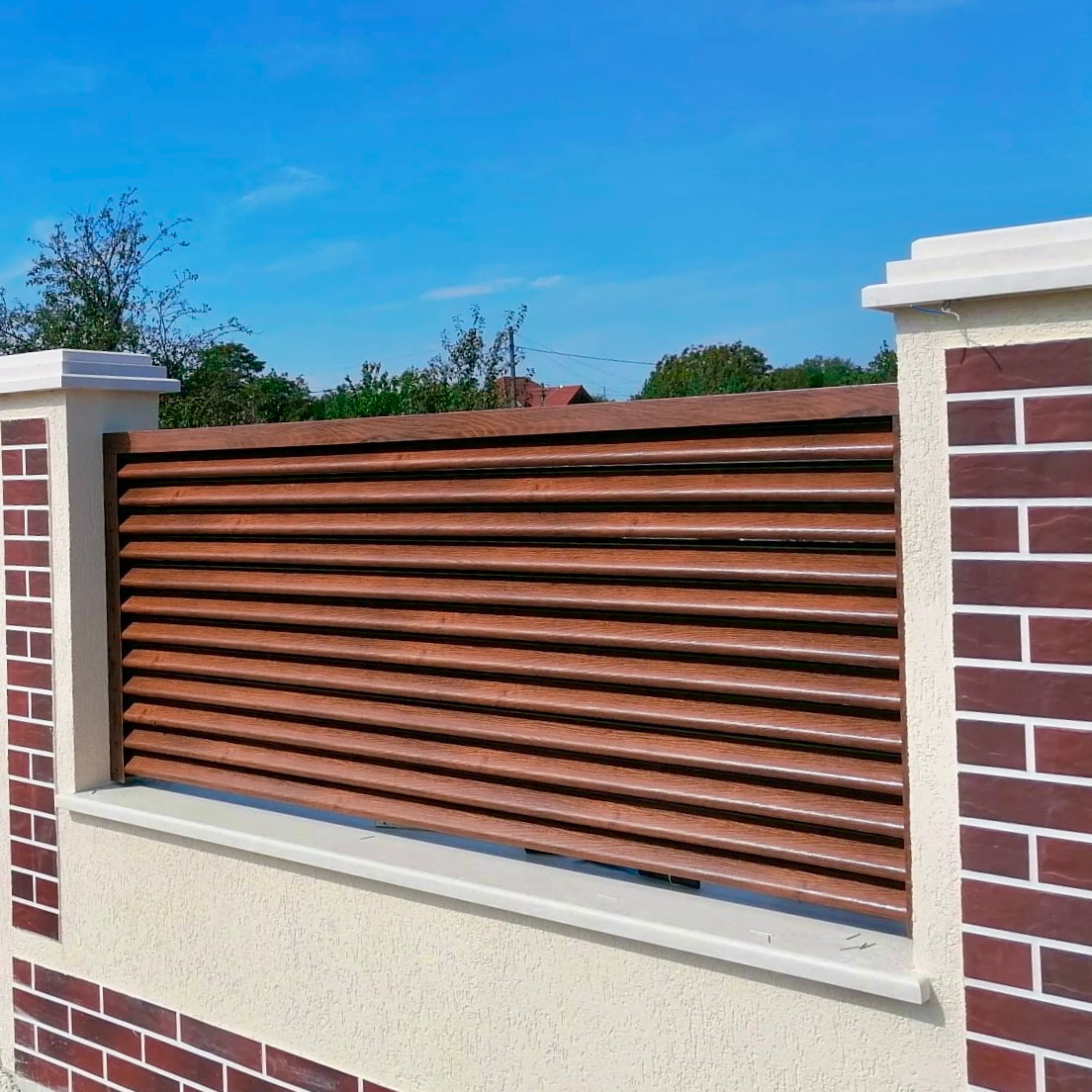 Prim-plan al modelului PIRAMIDA Gard Jaluzele cu finisaj de Imitație Lemn în culoare Nuc Striat, disponibil pe www.jaluzelegard.ro, fabricat de Top Profil Sistem.