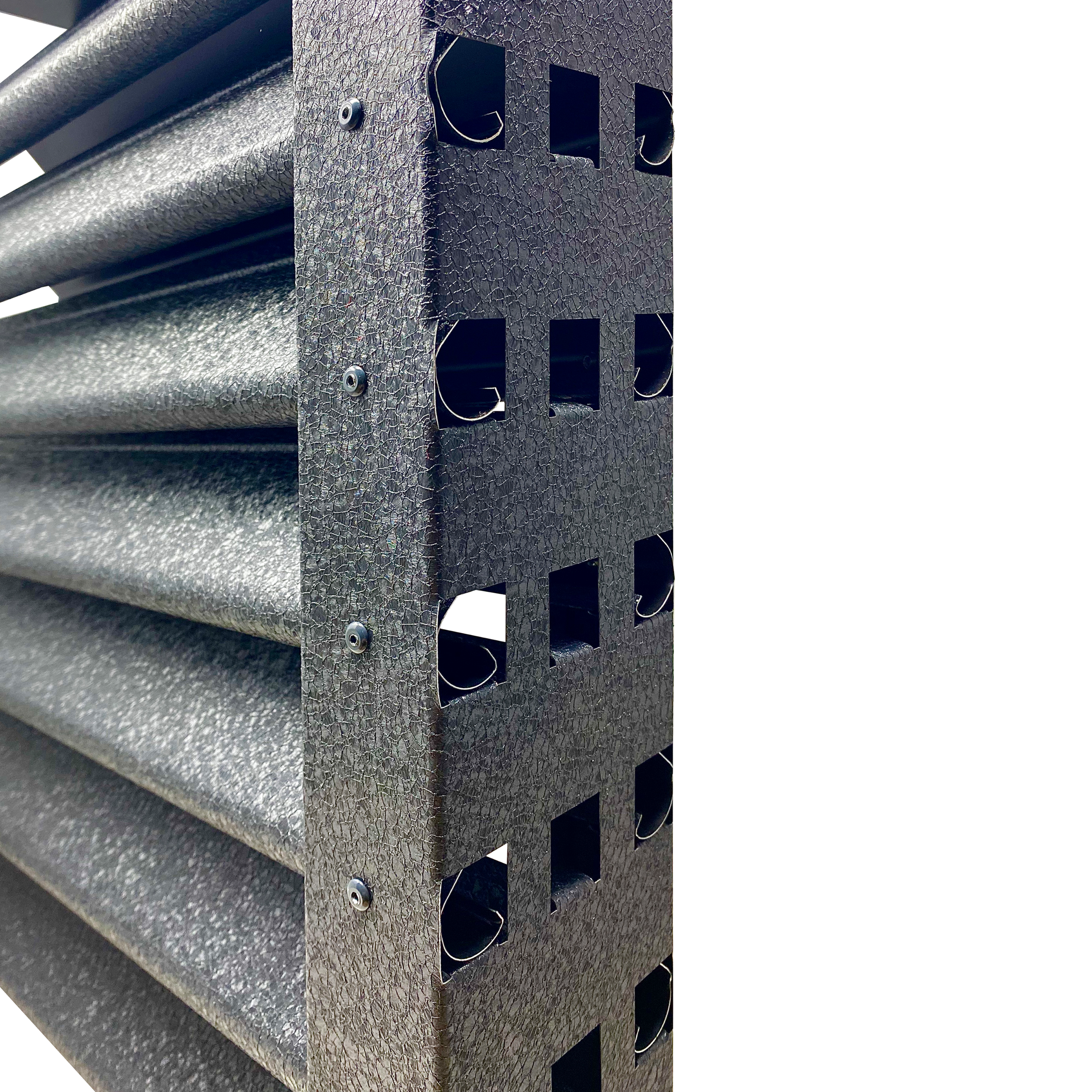 Prim-plan al modelului PIRAMIDA Gard Jaluzele cu finisaj de Hi-Mat în culoare Gri Perlat RAL 7024, disponibil pe www.jaluzelegard.ro, fabricat de Top Profil Sistem.