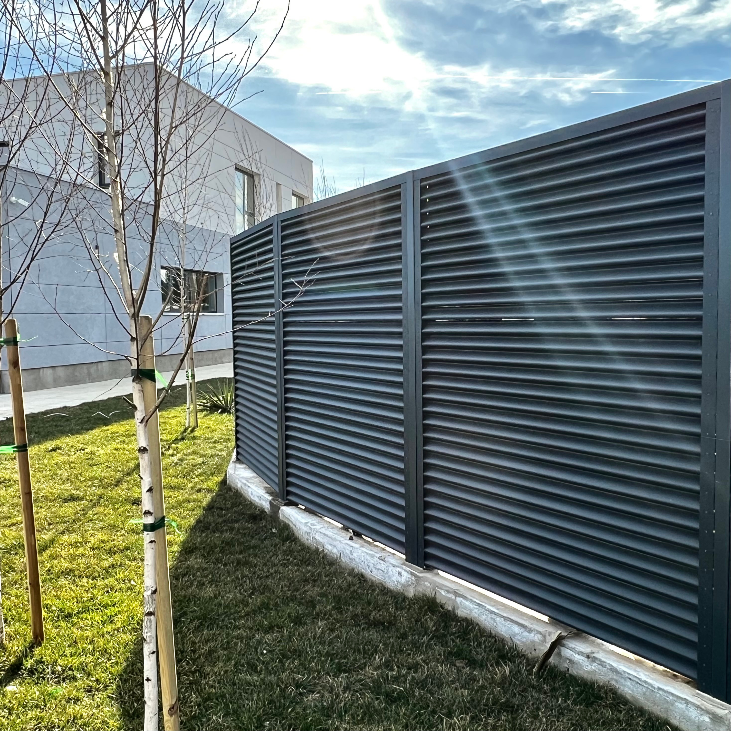 Prim-plan al modelului PIRAMIDA Gard Jaluzele cu finisaj de Hi-Mat în culoare Gri Perlat RAL 7024, disponibil pe www.jaluzelegard.ro, fabricat de Top Profil Sistem.