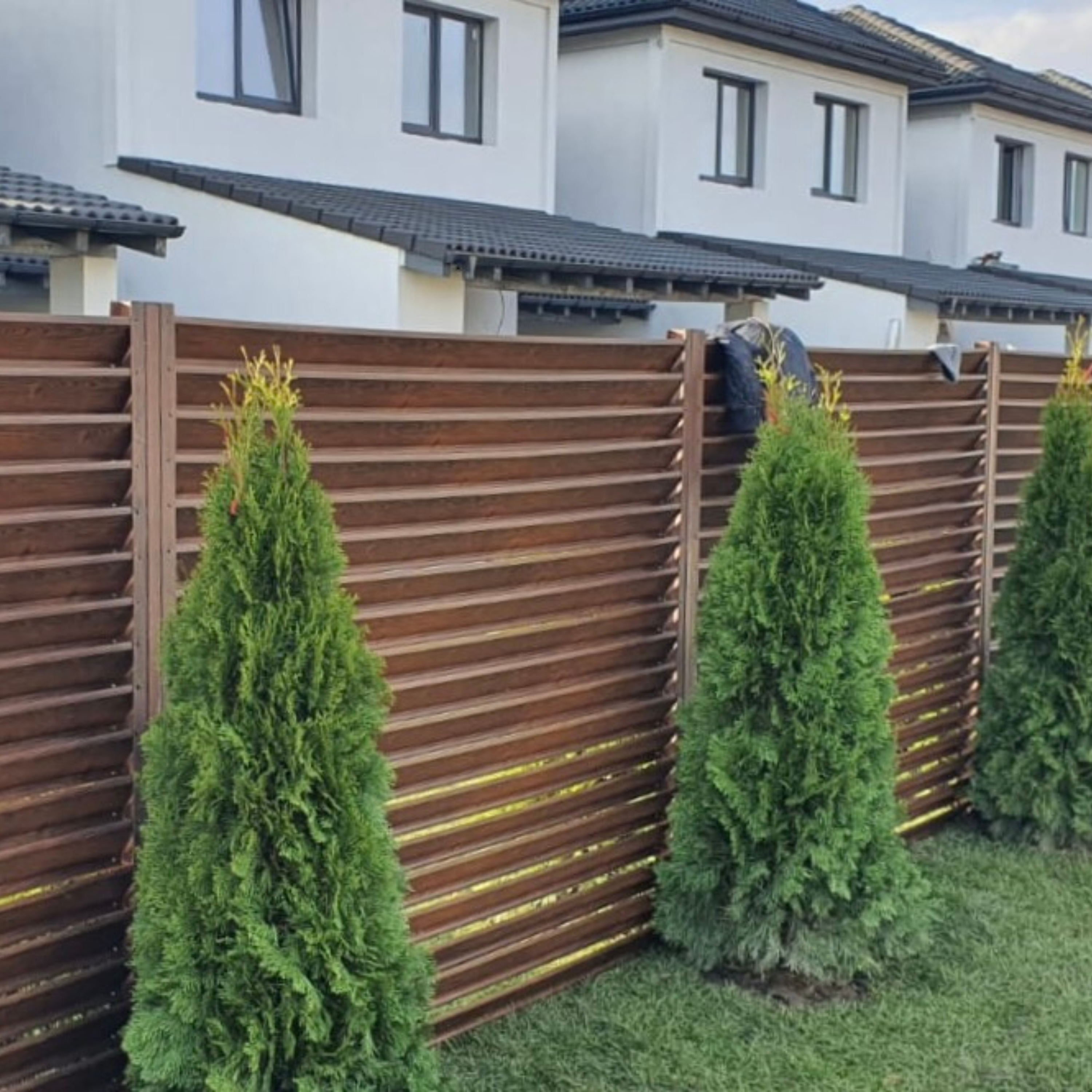 Prim-plan al modelului SIGMA Gard Jaluzele cu finisaj de Imitație Lemn în culoare Mahon, disponibil pe www.jaluzelegard.ro, fabricat de Top Profil Sistem.